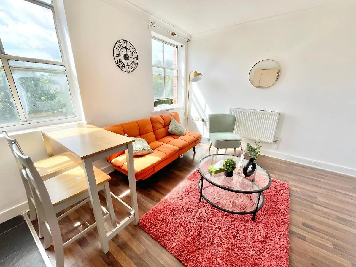 Chic 2-Bed Apartment In Southampton With Parking