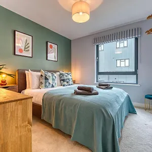 Blue Puffin Stays: Stylish 2-bed In Ocean Village Apartment